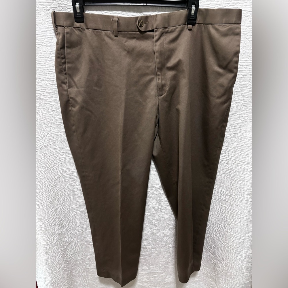Perry Ellis Portfolio men’s khaki pants in taupe